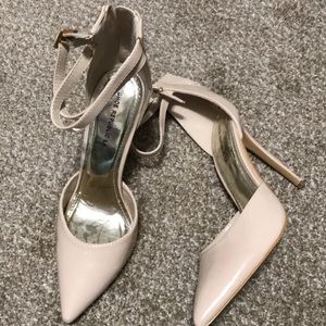 Nude pumps